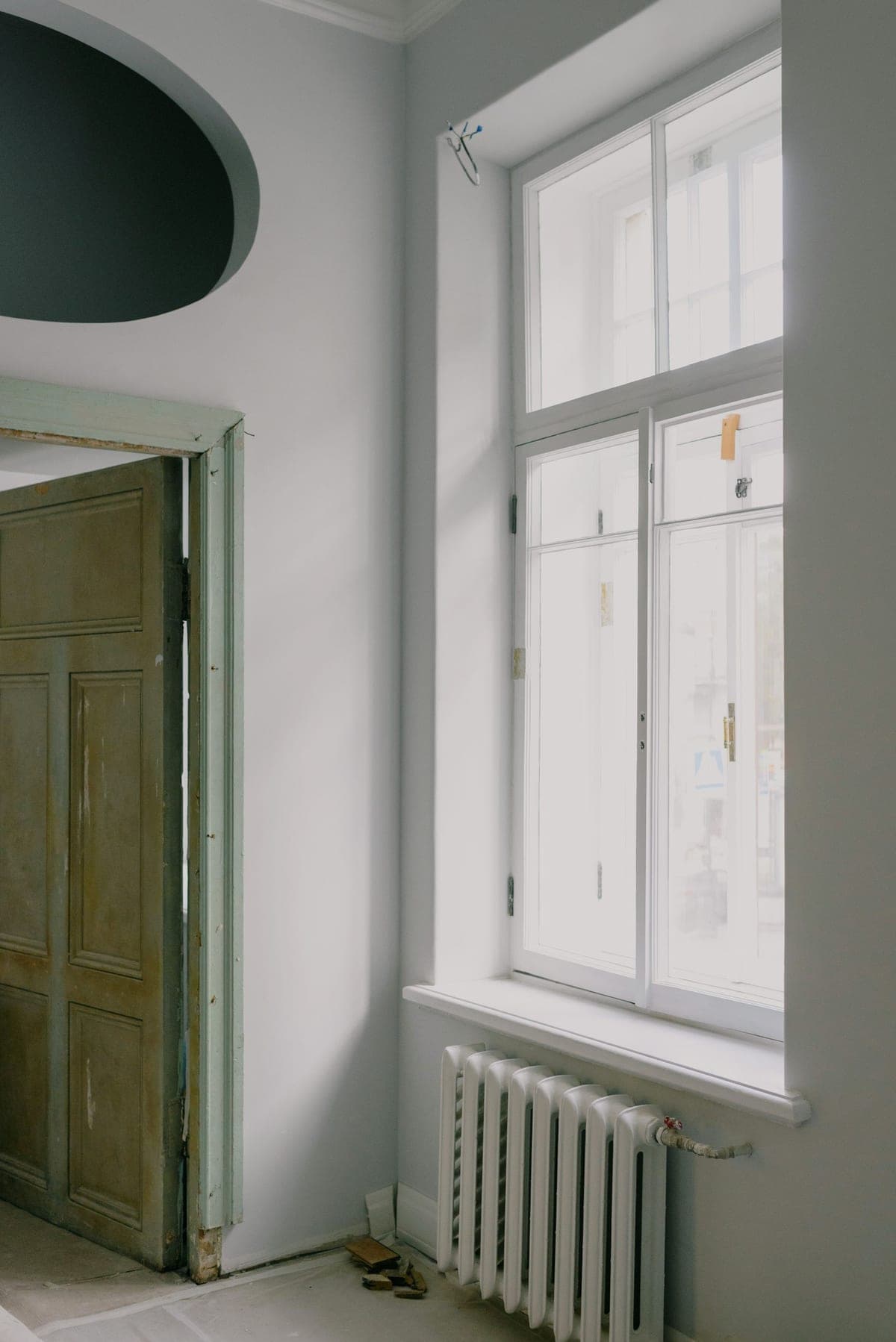 Heizkörper unter einem Fenster