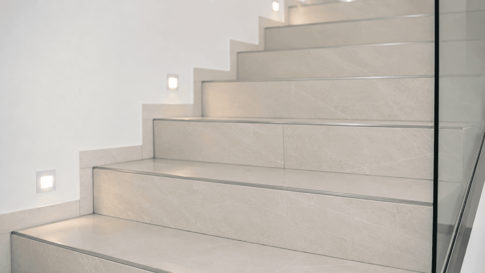 Geflieste Treppe mit Glasgeländer